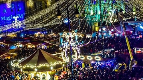 Cât cheltuiește Firea cu Târgul de Crăciun din București? Cât investește și cât câștigă Sibiul din celebrul Târg?
