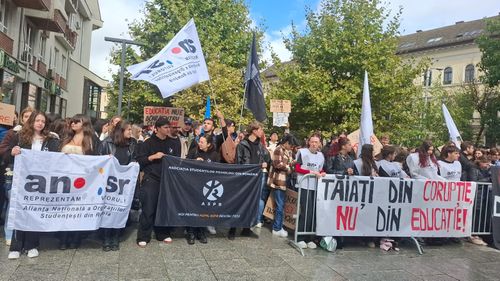 FOTO&VIDEO Proteste ale studenților în mai multe orașe din țară, organizate de ANOSR/ Primul a fost Cluj Napoca, cu câteva sute de participanți: „Tăiați din corupție, nu din educație”