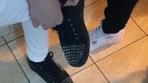 VIDEO "Cristale" ascunse în încălțăminte și obiecte periculoase găsite la un "Bal al bobocilor" din Râmnicu Vâlcea