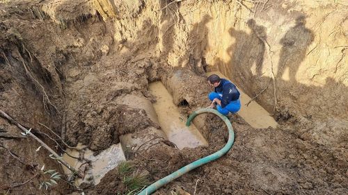 Avarie majoră la conducta care aprovizionează cu apă municipiul Câmpulung / Elena Lasconi: Cel mai probabil conducta a fost dislocată în urma cutremurului de ieri