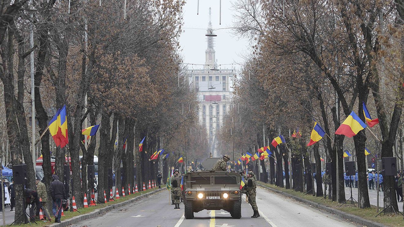 VIDEO Parada Militară de 1 Decembrie, circa 2.500 de militari au trecut pe sub Arcul de Triumf