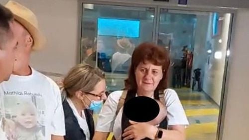 A fost repatriat copilul român care fusese preluat de autoritățile din Danemarca după ce a fost agresat de părinți / Copilul se află în grija bunicilor materni din România