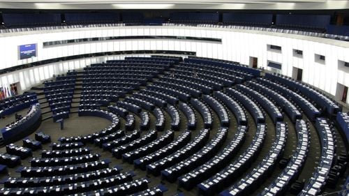 Debutanți în Parlamentul European: un pilot de curse din Cehia, un fost parașutist italian și un influencer anti-establishment din Spania