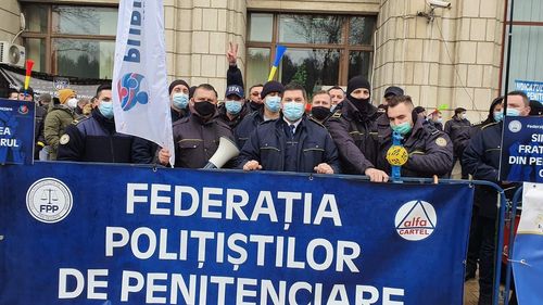 VIDEO Protest al polițiștilor de penitenciare în fața Ministerului Justiției