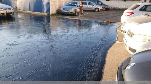 Constanța: Parcarea unui bloc, inundată cu păcură. Firma care a produs poluarea, amendată cu 50.000 de lei