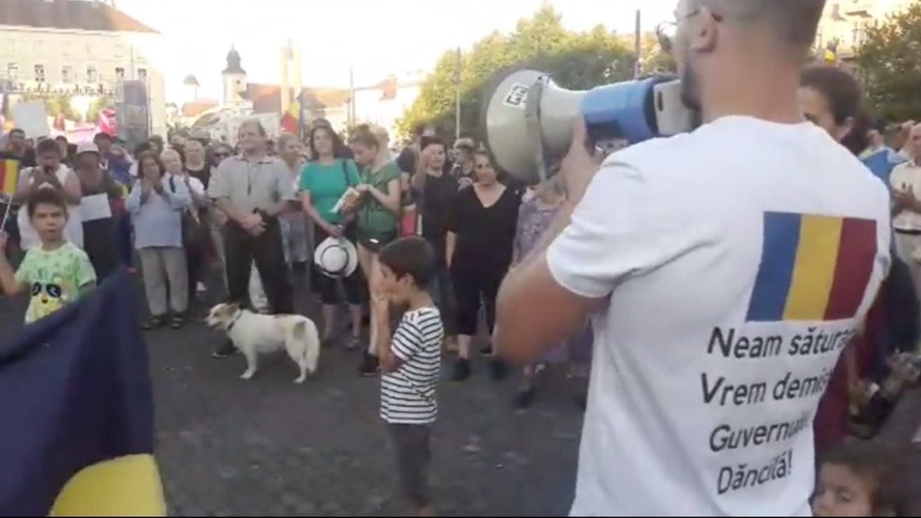 Mii de protestatari au mărșăluit pe străzile marilor oraşe din ţară: "Nu am uitat ce aţi făcut astă vară"