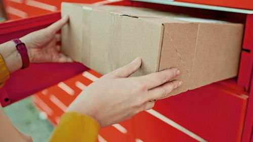 Generația Z evită magazinele fizice și preferă punctele de ridicare pentru comenzile online, arată un nou raport despre obiceiurile de consum