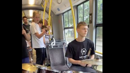 „Toboşariada” în tramvai / Opt elevi au susţinut un spectacol inedit în Iași, pe traseul Târgu Cucu - Copou