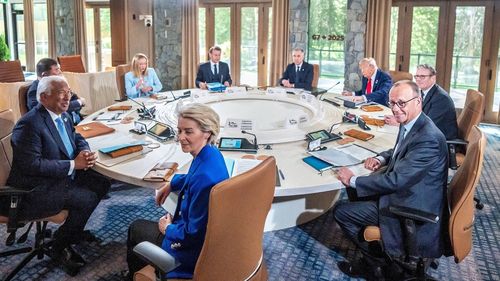 Europa e alarmată de planul secret Trump – Putin care prevede capitularea Ucrainei în fața Rusiei. Militari americani de top negociază deja planul la Kiev