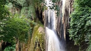 Transformarea spectaculoasă a cascadei Clocota din Hunedoara: Este una dintre cele două cascade cu apă termală din România / Are o înălțime de peste 40 de metri și o lățime de 22 de metri