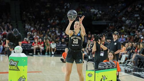 NBA All-Star Game: Sabrina Ionescu, învinsă de Stephen Curry la aruncări de 3 puncte