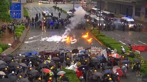 VIDEO Poliția din Hong Kong a folosit gaze lacrimogene și a arestat 65 de persoane, printre care și un copil de 12 ani, în cursul protestelor din weekend