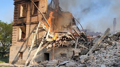 Doi morți și 60 de persoane prinse sub dărâmături, după bombardamentul asupra unei școli ucrainene din estul țării