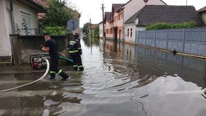 FOTO VIDEO Zeci de case au fost inundate duminică în județul Alba / Șase străzi din municipiul Alba Iulia au fost acoperite de ape