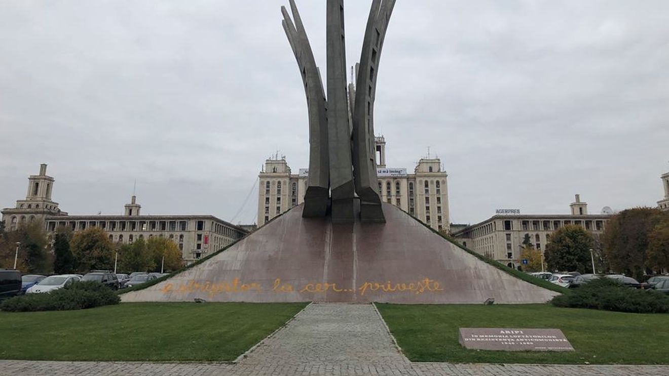 Monumentul din Piața Presei dedicat luptătorilor din rezistența anti-comunistă a fost vandalizat. Consilierul prezidențial Andrei Muraru anunță că a sesizat poliția și Primăria Capitalei