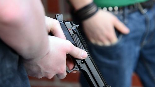 Vâlcea: Elev de 17 ani amendat cu 2.500 de lei după ce a intrat la cursuri cu un pistol airsoft