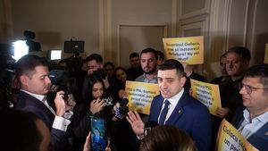 VIDEO Protest AUR la sălile de ședințe ale PSD și PNL de la Parlament, împotriva comasării alegerilor: "Marcel pentru noi e un pui de dictator" 