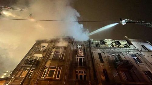 FOTO Incendiu violent în Capitală: 11 autospeciale au intervenit pentru stingerea focului într-un imobil cu 3 etaje