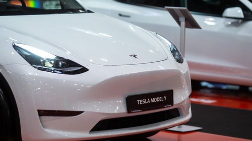 BLOOMBERG: Acțiunile Tesla au pierdut aproximativ 44% din valoarea lor în acest an / Lui Musk i se cere renunțarea la politică și întoarcerea la conducerea companiei