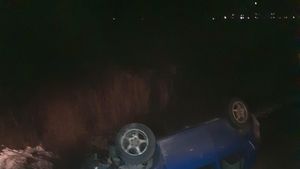 Cluj: Un autoturism s-a răsturnat pe calea ferată între Poieni și Ciucea/ Mașina era condusă de un minor de 16 ani / Traficul feroviar a fost oprit
