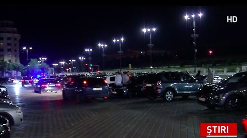 Zeci de tineri s-au adunat cu mașinile în centrul Capitalei pentru a marca prima noapte fără restricții de circulație și fără mască de protecție