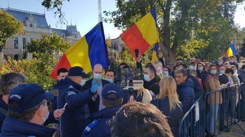 Protest fără măști și îmbulzeală la moaștele Sfintei Parascheva: pelerinii care nu au buletin de Iași se ceartă cu jandarmii care le interzic accesul la raclă