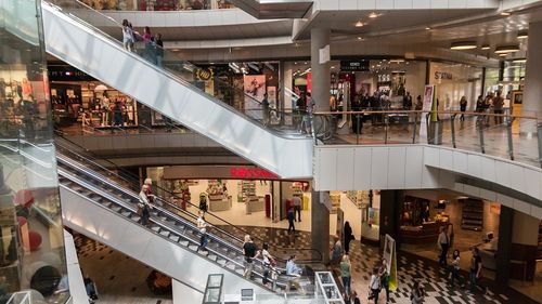 Un incendiu a izbucnit la un mall din Roman/ Au ars pantofi, haine, aparate electrocasnice și cosmetice pe o rază de 450 mp