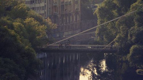 Locuitorii unui cartier din Oradea au înființat patrule civile pentru a se apăra în fața unui val de spargeri / Oamenii s-au organizat pe un grup de WhatsApp și patrulează cu schimbul