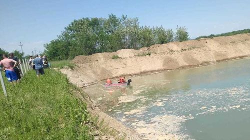 Doi frați au murit la scăldat într-o localitate din Vâlcea după ce au căzut în apele unei bălţi excavate, adâncă de patru metri