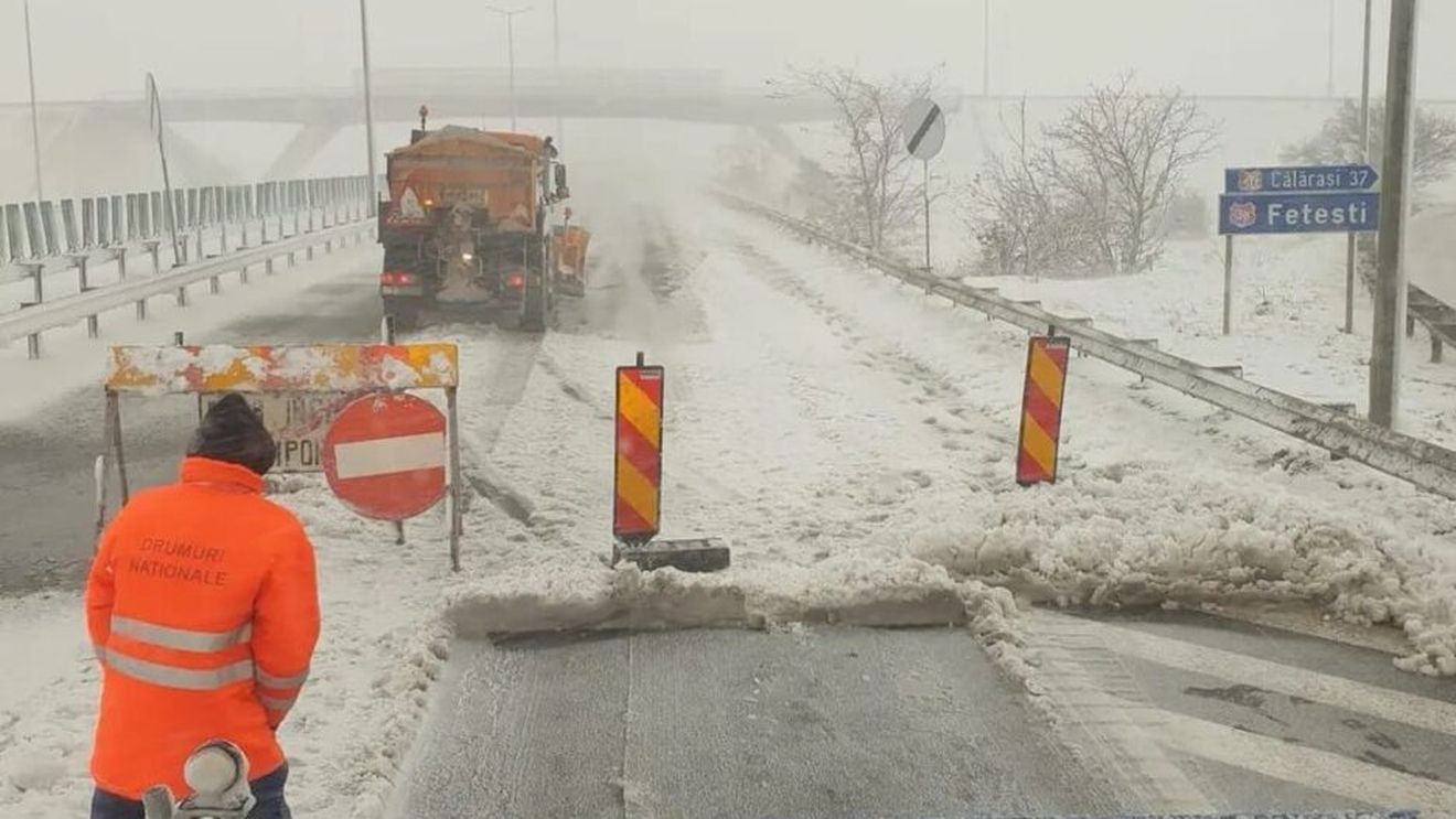 UPDATE Cod roșu de viscol, prelungit: Sute de persoane și zeci de mașini blocate în zăpadă/ Drumuri închise în sud-estul țării, inclusiv podul de la Brăila și parțial Autostrada A2/ Localități fără apă și lumină, trenuri suspendate/ A fost reluată furnizarea apei potabile în Constanța