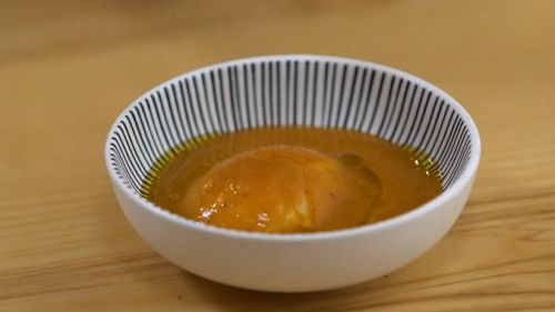 Rețetele Juanitei | Supă de pâine cu ou poșat – seamănă puțin cu supa de ceapă franțuzească/ Bună și sățioasă, este o metodă inedită de a recicla pâinea veche