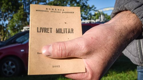 Rezerviști din Sibiu, la ordinul de chemare la exercițiul militar: „Dacă e nevoie, îmbrăcăm haina de soldat și luăm arma pe umăr. Armata e un lucru bun” / „Dacă ești chemat, răspunzi, nu te ascunzi”