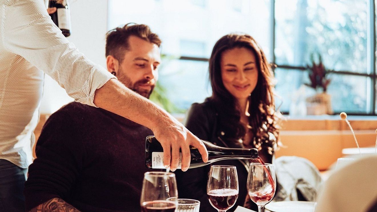 Impozitul pe bacșiș sau cum au reușit românii să fenteze statul: Bacșișul declarat pe bon - 0 lei, dar dat pe „sub masă” ospătarului