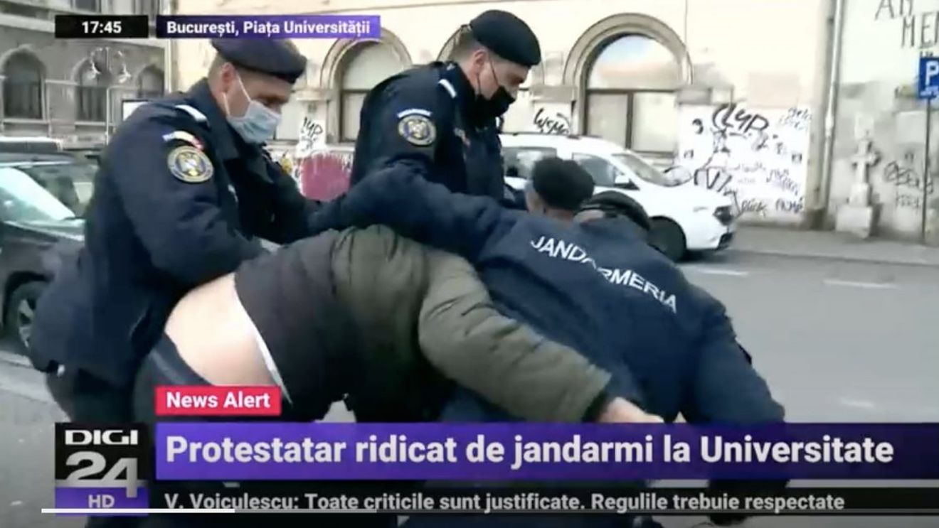 VIDEO Un participant la protestul organizat de AUR în București a fost reținut de jandarmi pentru că nu purta mască