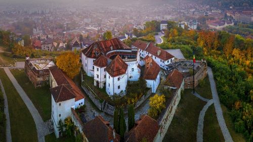 Unul din drumurile de acces spre Cetățuia Brașovului e blocat, el fiind proprietate privată / ”S-a montat o poartă care s-a și încuiat” / Primăria va discuta cu locatarii unui bloc care au blocat trecerea  