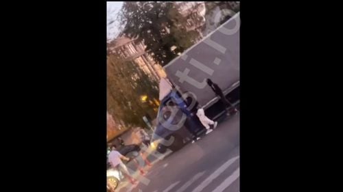 VIDEO Polițiștii din Pitești au deschis dosar penal după ce un bărbat a vrut să lovească un altul cu duba, în trafic