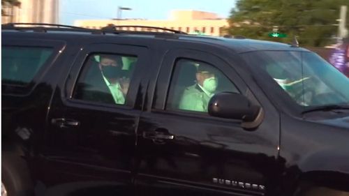 VIDEO Donald Trump a ieșit din spital doar pentru a-și saluta susținătorii. Președintele SUA s-a plimbat cu o mașină, în care se mai aflau cel puțin două persoane