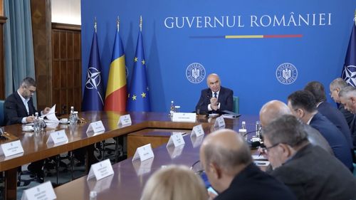 VIDEO Guvernul, după Consiliul Naţional Tripartit: Anul viitor, salariile din sectorul public vor rămâne la valoarea din acest an. O eventuală creştere a salariului minim brut va genera creşteri în cascadă a multor salarii