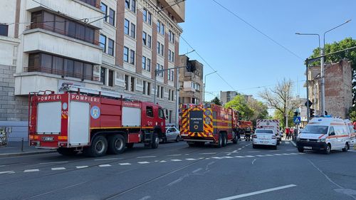 FOTO VIDEO: Incendiu într-un apartament din București / O persoană a suferit arsuri, iar alte trei primesc ajutor medical la fața locului