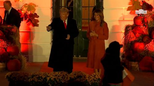 VIDEO Petrecere de Halloween la Casa Albă: Fără a oferi bomboane anul acesta, soţii Trump au urmărit parada costumelor şi i-au salutat pe copii