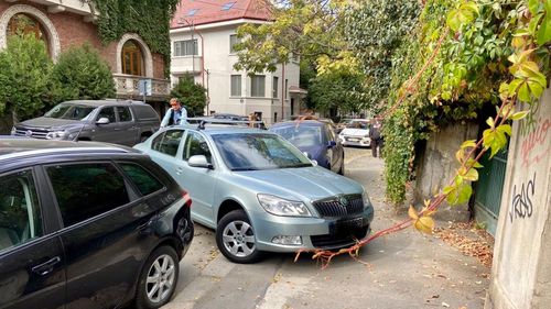 Autovehiculele parcate neregulamentar în sectorul 3 din Capitală nu vor mai fi ridicate dacă şoferii afișează un număr de telefon, răspund la apelul poliţiştilor locali şi eliberează imediat zona blocată
