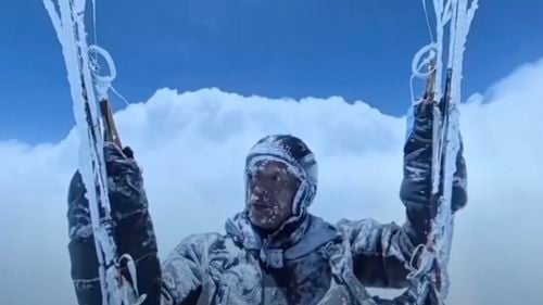 Un parapantist chinez a scăpat cu viață după ce un curent de aer l-a ridicat la o înălțime de 8.000 de metri - VIDEO