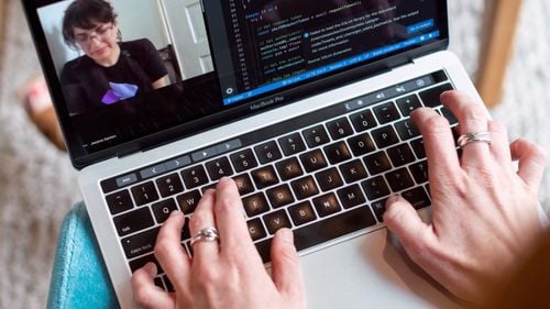 România, la coada clasamentului european al angajaților care folosesc dispozitive digitale