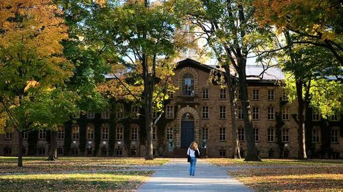 Buzău: Unul dintre elevii cu 10 la BAC a fost admis la Oxford și vrea să revină după studii. O elevă cu medie maximă va aplica la studii în Munchen și nu intenționează să se întoarcă în țară
