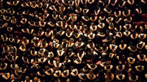BREAKING Rectori până la moarte. Proiectul noii Legi a educației prevede că fiecare universitate își stabilește numărul maxim de mandate pentru un rector, dar precizează în mod absurd că nu poate avea totuși “un număr nelimitat de mandate”