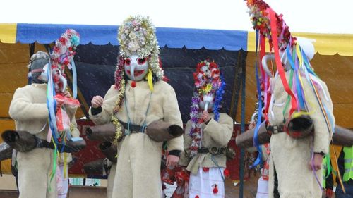 Tradiții de Crăciun: Moșoaiele din Luncavița, comuna tulceană unde ”șamanii” mascați alungă spiritele rele