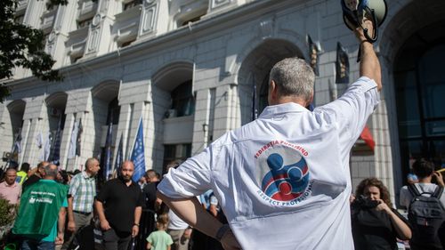 Protest al membrilor Blocului Național Sindical în faţa Ministerului Finanţelor, din cauza măsurilor fiscale anunţate de Guvern / Sindicaliștii din poliție au dat cu fumigene