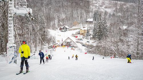 Debut al sezonului de schi la Băile Şugaş, în Covasna/ Pârtia este deschisă pe durata vacanţei şcolare până la ora 21.00