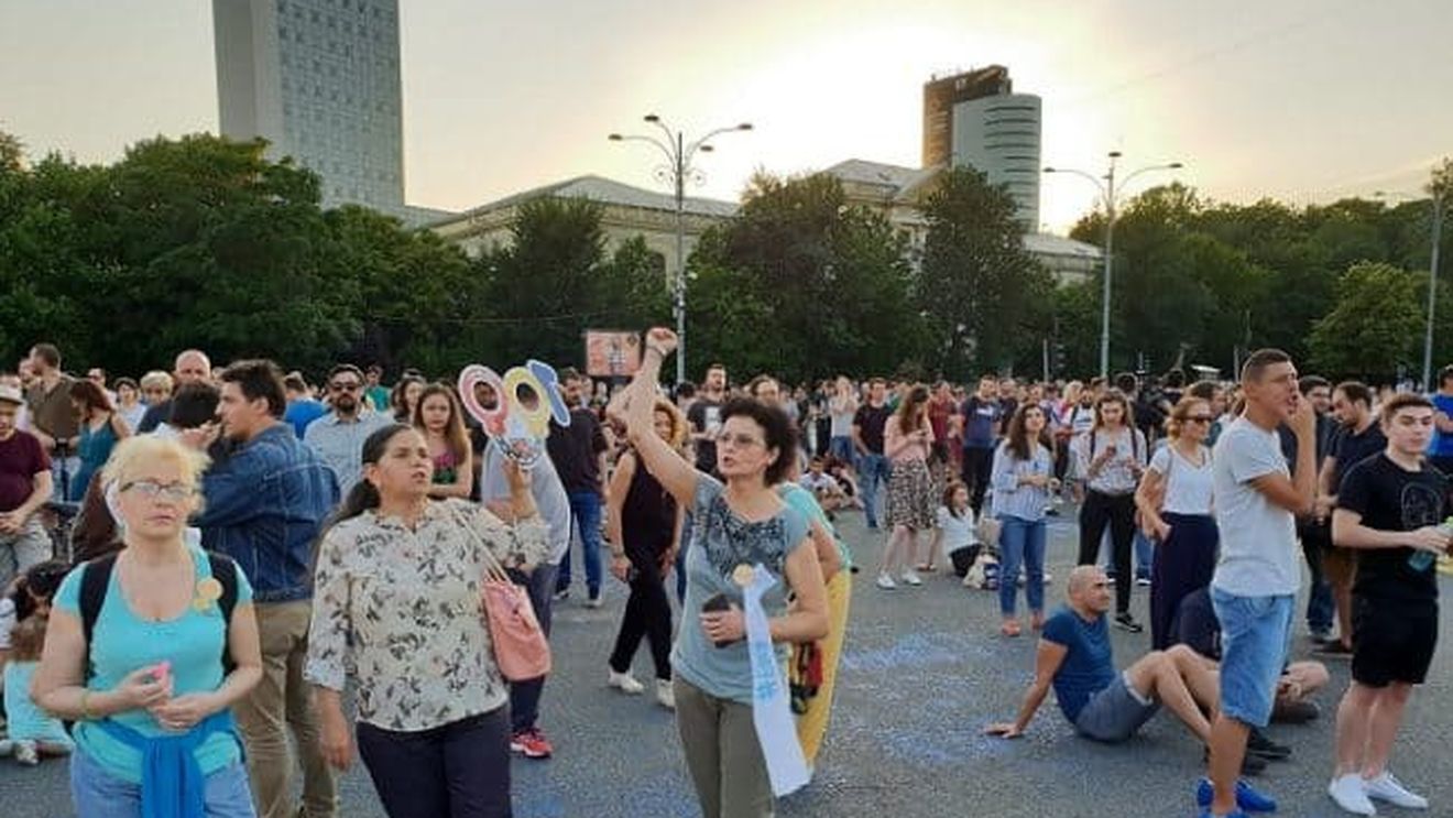 Protest în Piața Victoriei ca urmare a modificării Codului penal: Ne-au furat tot! Îi lăsăm să ne fure și viața?