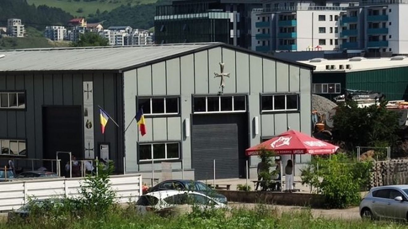 Biserica "altfel" de lângă Cluj: funcționează într-o hală industrială, organizează teatru de păpuși pentru copii și spectacole de magie, iar preotul e manager într-o multinațională